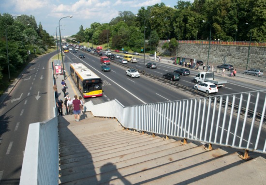 Schody przy Trasie Łazienkowskiej.