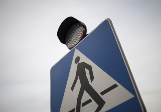 Znak drogowy informujący o przejściu dla pieszych.