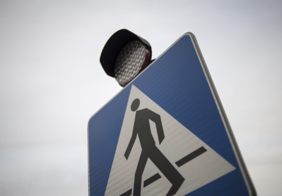 Znak informujący o przejściu dla pieszych.