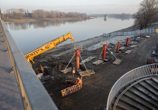 Budowa kładki pieszo-rowerowej na moście Łazienkowskim.