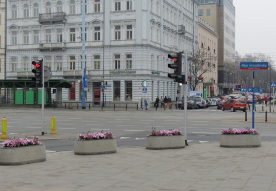 Skrzyżowanie ulicy Emilii Plater i Alei Jerozolimskich.