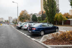 Poprawa bezpieczeństwa pieszych – budowa miejsc parkingowych na ul. Łukowskiej, od Komorskiej do Osieckiej, przy Osiedlu Ostrobramska