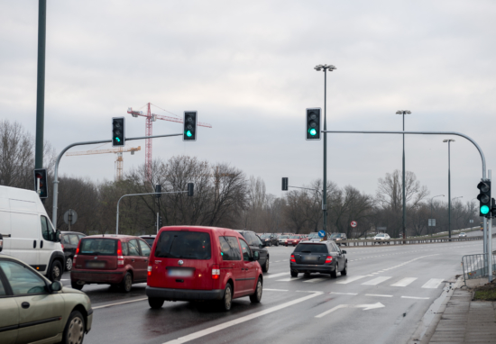 Sygnalizacja świetlna na skrzyżowaniu ulic Modlińskiej i Kowalczyka.
