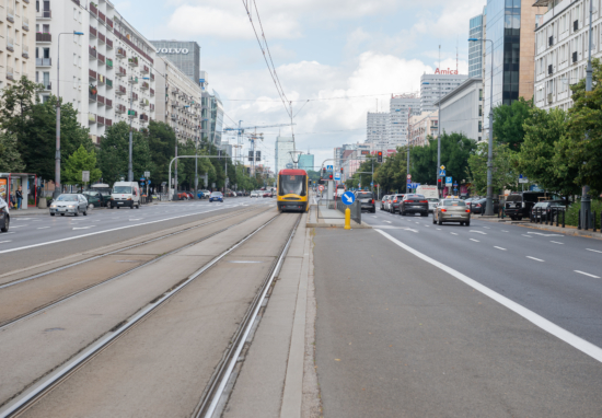 Ulica Marszałkowska, na środku zdjęcia jadący tramwaj.