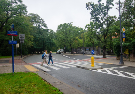 Nowe przejście dla pieszych przy skrzyżowaniu ulic Myśliwieckiej i Hoene-Wrońskiego.