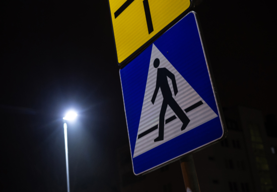 Oświetlony znak informujący o przejściu dla pieszych.
