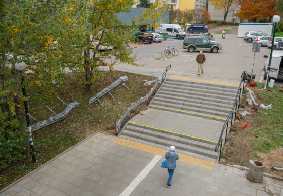 Nowe schody przy wyjściu ze stacji metra Stokłosy.