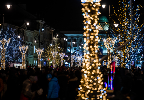 Krakowskie Przedmieście przyozdobione świąteczną iluminacją.
