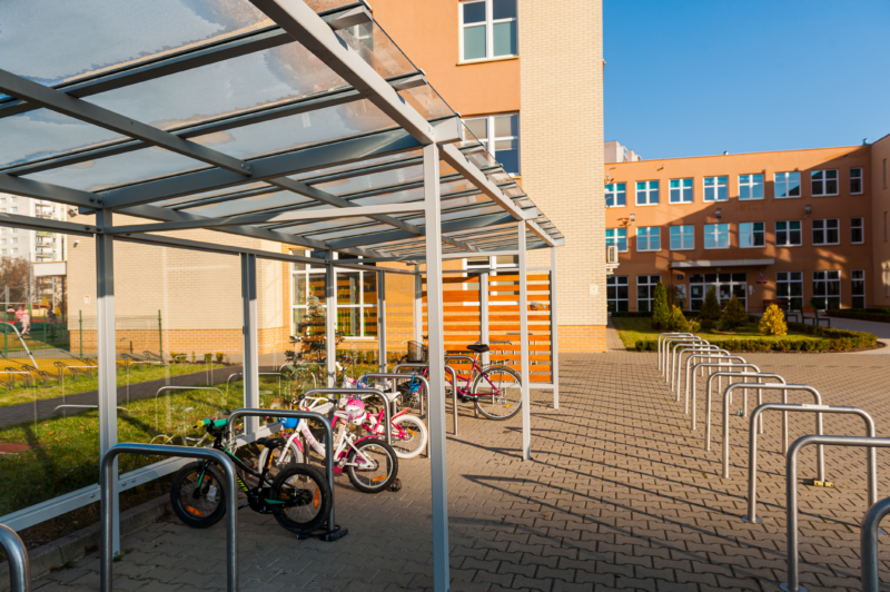 Wiaty rowerowe pod szkołami.