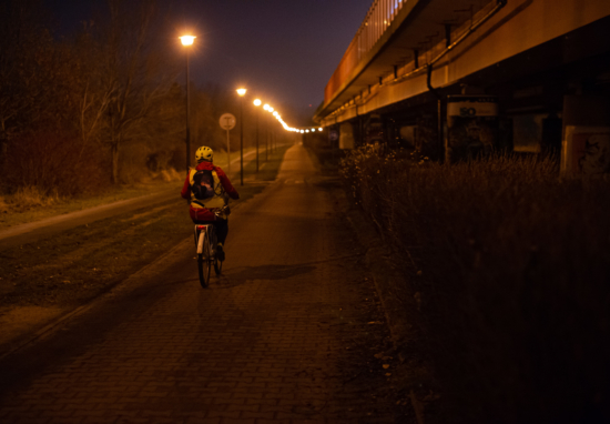 Droga rowerowa i chodnik wzdłuż Trasy Siekierkowskiej z wymienionym oświetleniem.