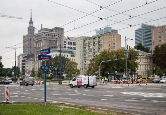 Skrzyżowanie ulic Królewskiej i Marszałkowskiej.