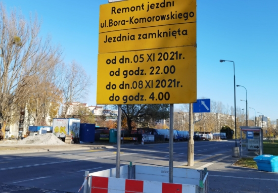 Znak informujący o pracach remontowych ul. Bora-Komorowskiego.