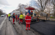 Układanie ostatniej warstwy asfaltu na ul. Sokratesa