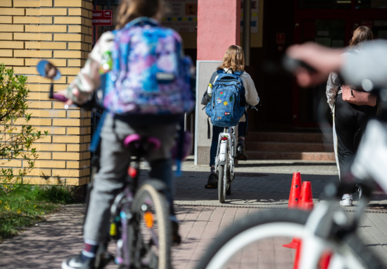 Uczniowie dojeżdżający do szkoły na rowerach