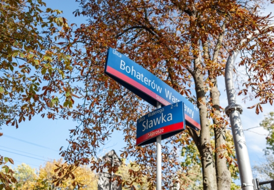Skrzyżowanie ulic Bohaterów Warszawy i Sławka.
