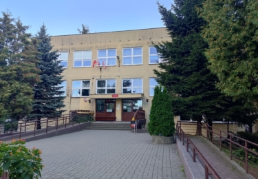 Wejście do budynku Szkoły Podstawowej nr 375 w Warszawie