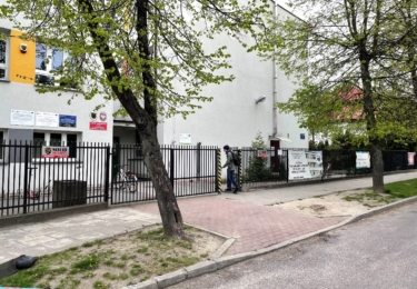 Wejście główne do budynku Szkoły Podstawowej nr 381 im. K.K. Baczyńskiego