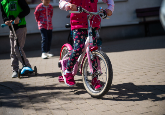 Dziewczynka jadąca rowerem.