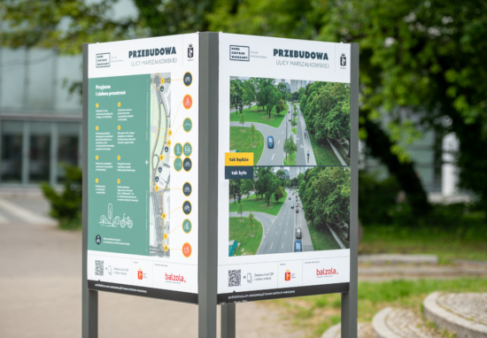 Punkt informacyjny przedstawiający plan przebudowy ulicy Marszałkowskiej w ramach projektu Nowe Centrum Warszawy