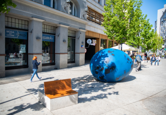 Rzeźba "Pisklę. Drozd Śpiewak" na placu Pięciu Rogów. Duże niebieskie jajo zdobi centrum miasta