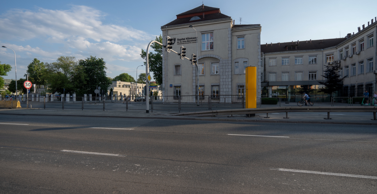Fragment ulicy Karowej przed utworzeniem przejścia naprzeciwko szpitala klinicznego im. ks. Anny Mazowieckiej