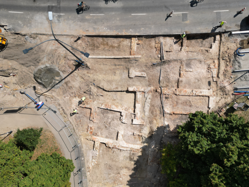 Znaleziska archeologiczne przy pl. Żelaznej Bramy. Fundamenty przedwojennych kamienic