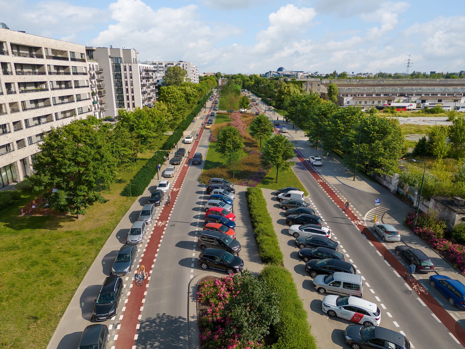 Wizualizacja przebudowy ulicy Ordona. Jezdnie przedzielone zielonym pasem, nowe drogi rowerowe i więcej miejsc parkingowych
