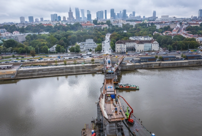 Budowa mostu na Pragę w ujęciu z drona