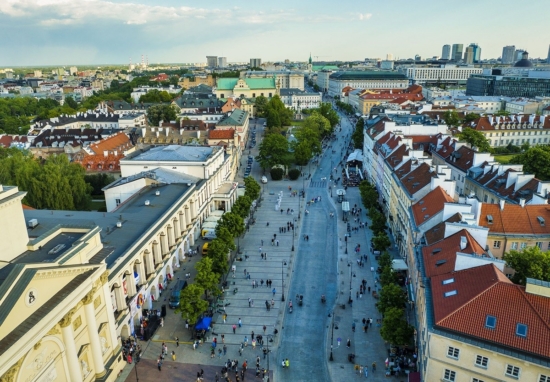 Deptak na Krakowskim Przedmieściu w ujęciu z drona