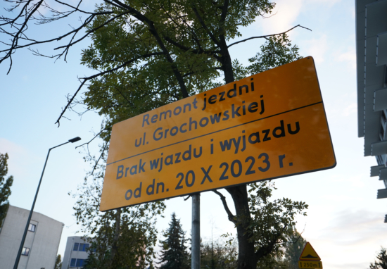 Znak informujący o pracach modernizacyjnych ulicy Grochowskiej.