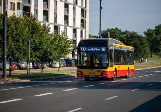 Autobus, ulica Puławska. To już rok funkcjonowania tam buspasów.