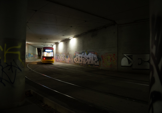 Tramwaj w tunelu przy węźle Młociny, gdzie częściowo wymieniono oprawy oświetleniowe na ledowe