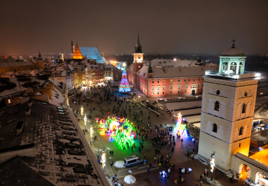 Widok z drona na świątecznie rozświetlony Plac Zamkowy.