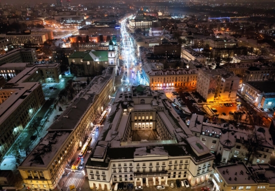 Krakowskie Przedmieście ozdobione iluminacją świąteczną z lotu ptaka.