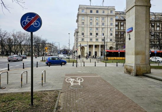 Ulica Świętojerska - koniec drogi dla rowerów.