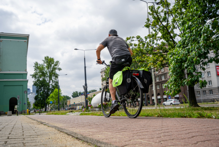 Droga dla rowerów wzdłuż al. Jana Pawła II przed przebudową.