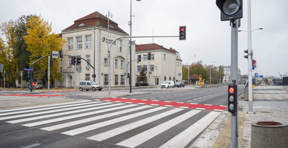 Skrzyżowanie Karowej i Wisłostrady z nowym przejściem.