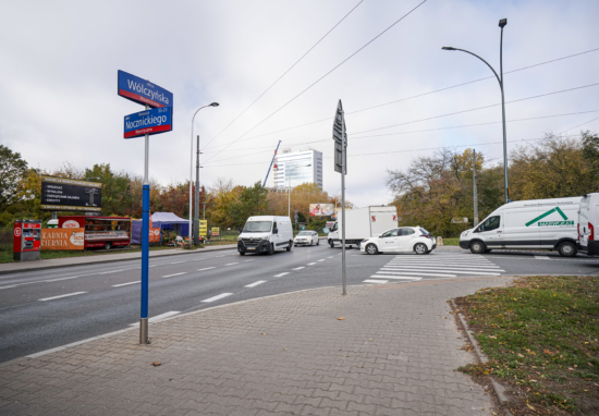 Skrzyżowanie Wólczyńskiej i Nocznickiego przed budową sygnalizacji.