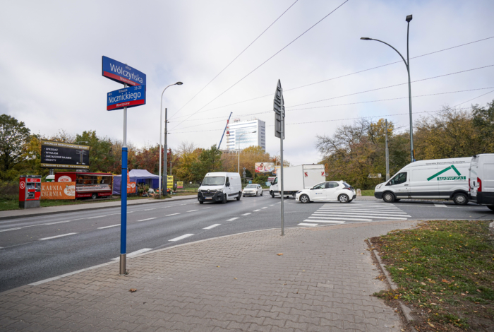 Skrzyżowanie Wólczyńskiej i Nocznickiego przed budową sygnalizacji.