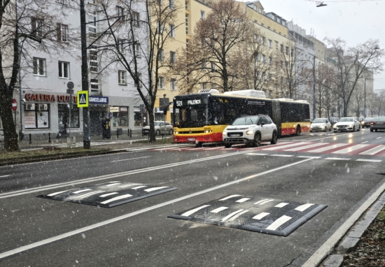 Progi zwalniające przed przejściem przez al. Waszyngtona.