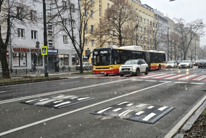 Progi zwalniające przed przejściem przez al. Waszyngtona.