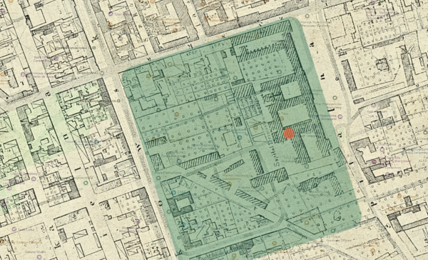 Mapa terenu dawnego szpitala nałożona na współczesną siatkę ulic. Czerwoną kropką oznaczyliśmy miejsce prowadzonych badań archeologicznych.