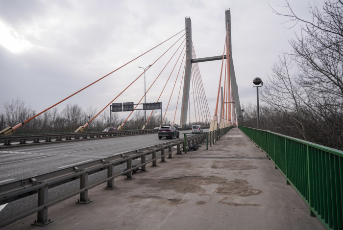 Ciąg pieszo-rowerowy na moście Siekierkowskim.