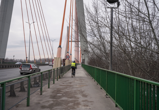 Ciąg pieszo-rowerowy na moście Siekierkowskim.