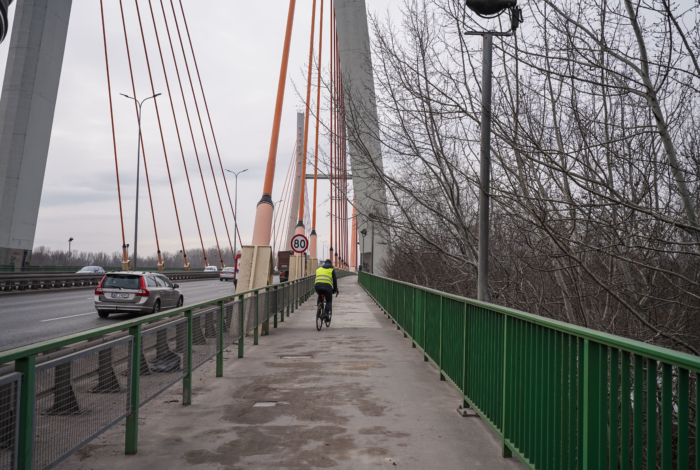 Ciąg pieszo-rowerowy na moście Siekierkowskim.
