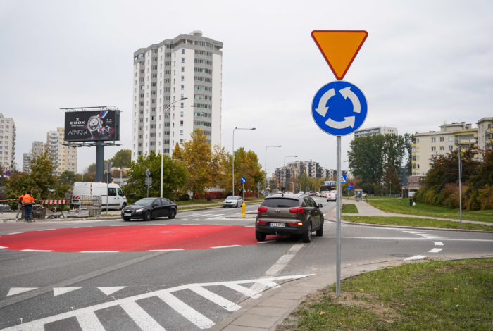 Nowe rondo na ul. św. Wincentego, w tle prace wykończeniowe.