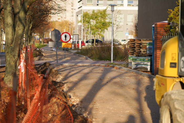 Remontowany chodnik przy ul. Gandhi.