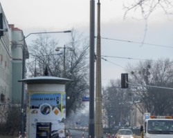 Lataranie na ulicy Popiełuszki.