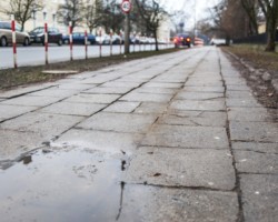 Poprzedni zniszczony chodnik na ul. Bartniczej.