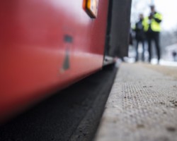 Krawężdnik chodnika obniżony do poziomu progu wejścia do autobusu.